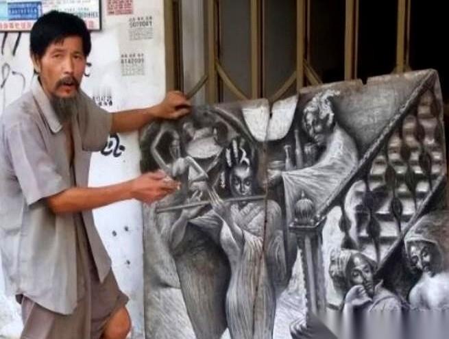 你敢信吗？一个靠捡破烂为生的干瘪老头，右半边身子中风全瘫了。满手黑灰，用左