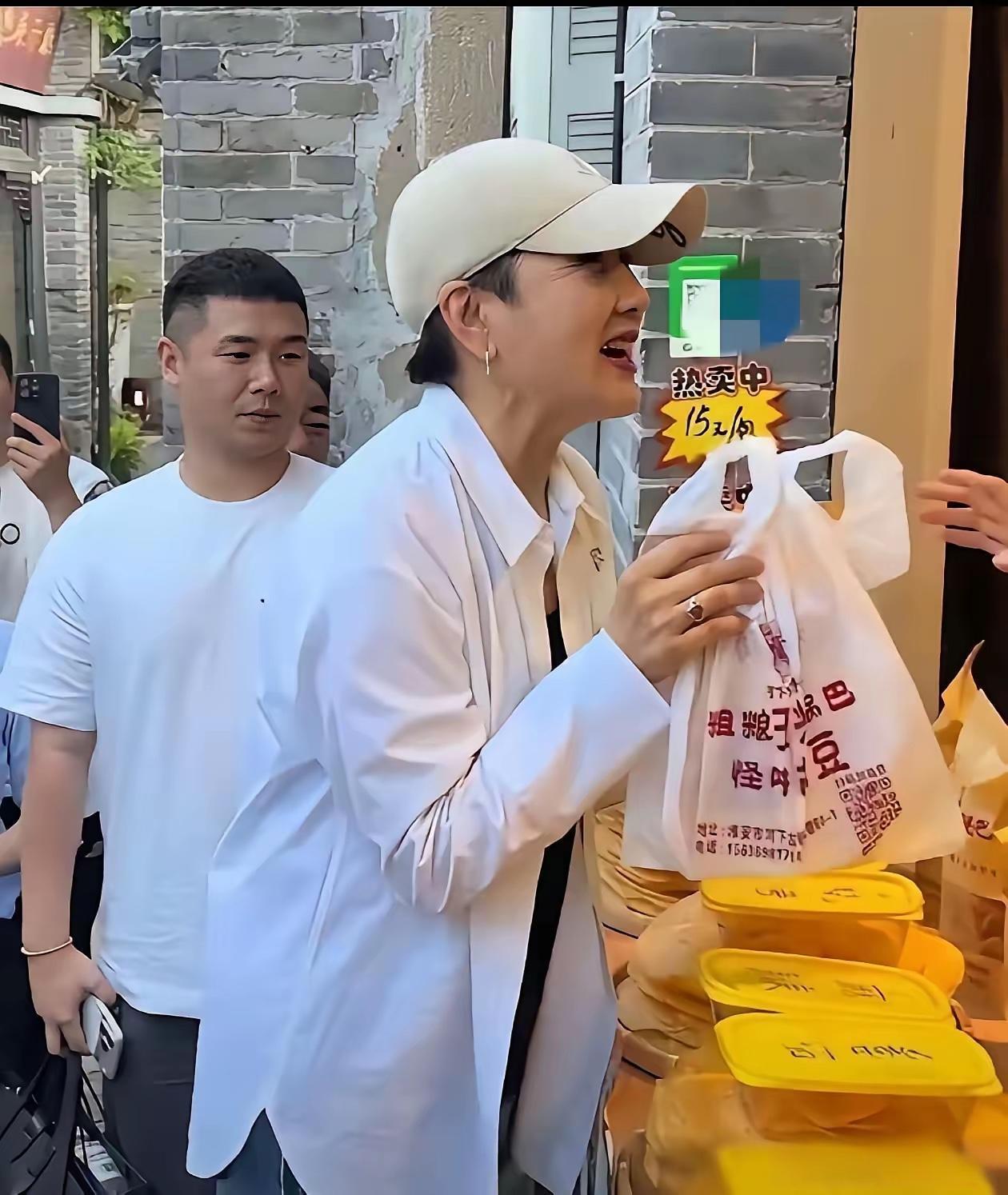 演员张凯丽在景区白拿商家东西，被骂上热搜！在景区买东西商家没要钱说送你了，张凯丽