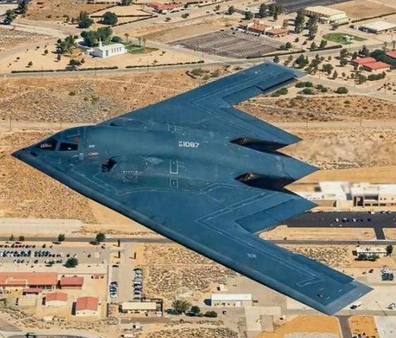 中国能打下B-2吗？美国的B-2隐形轰炸机，最近干了件让人后背发凉的事。它神