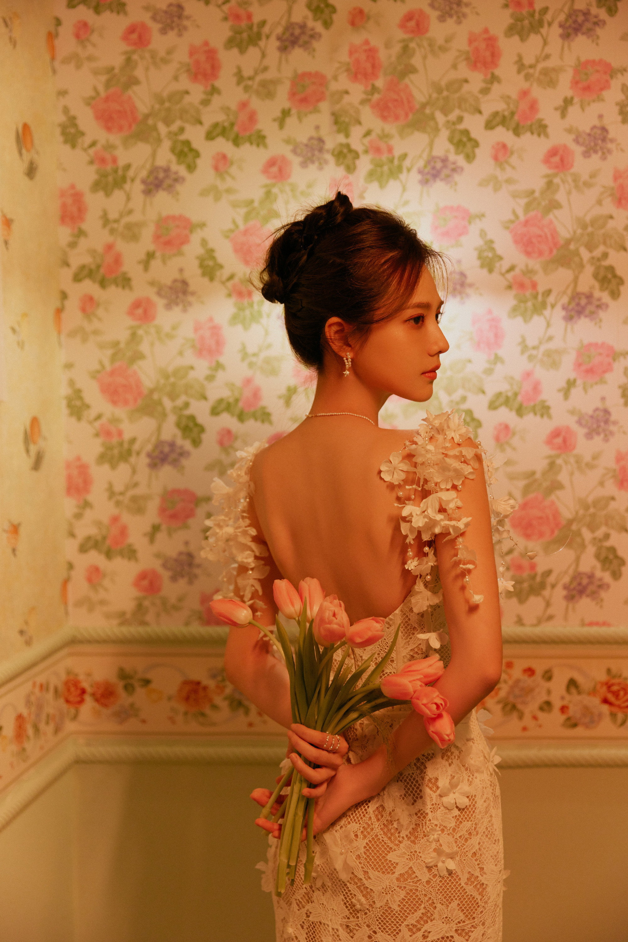 姜珮瑶白色蕾丝纱裙：花漾芳迹，层叠绽放。姜珮瑶