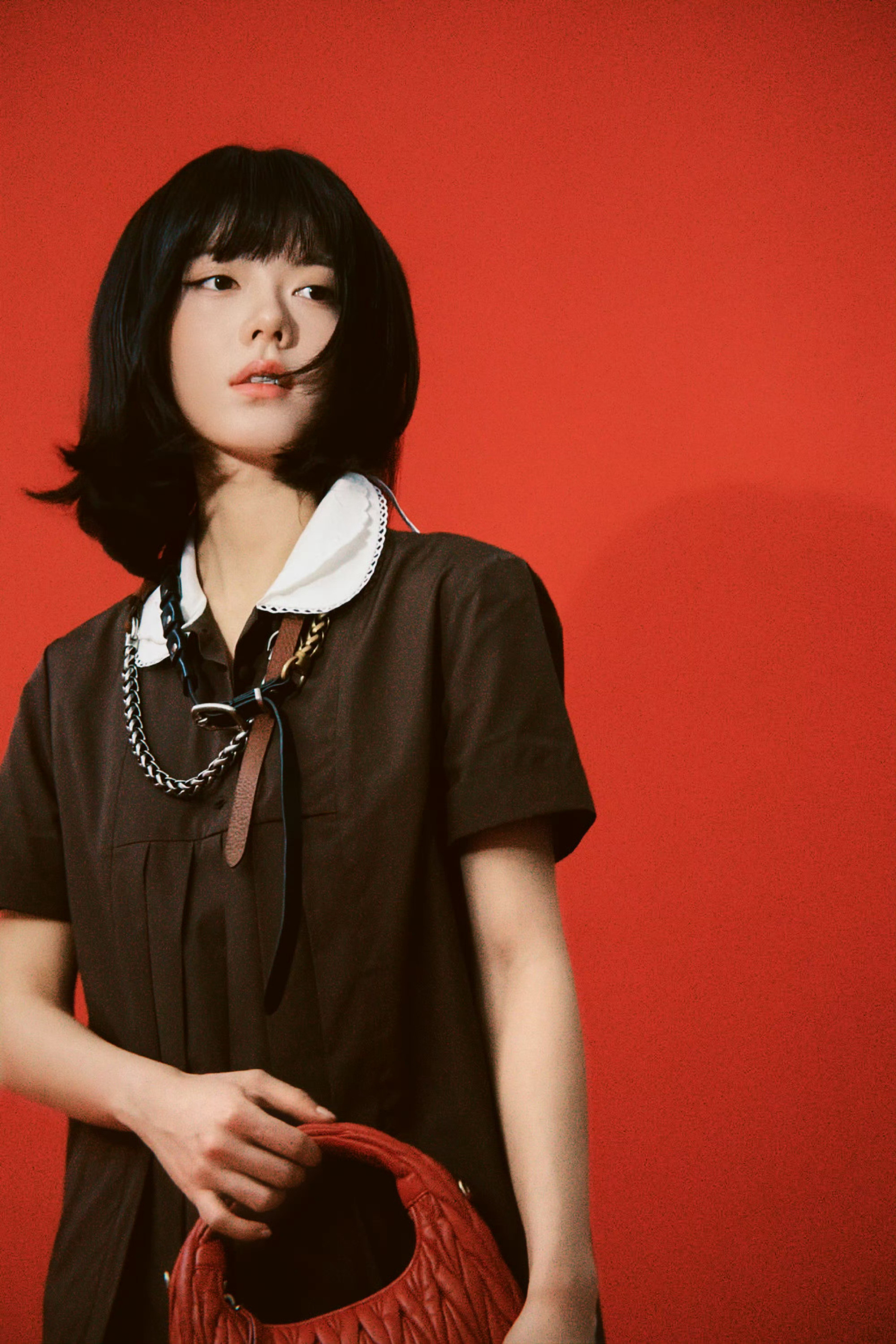 赵今麦你怎么这么会！！这眼神杀直接戳中我心巴！甜酷短发配红底绝到离谱，美到我语言