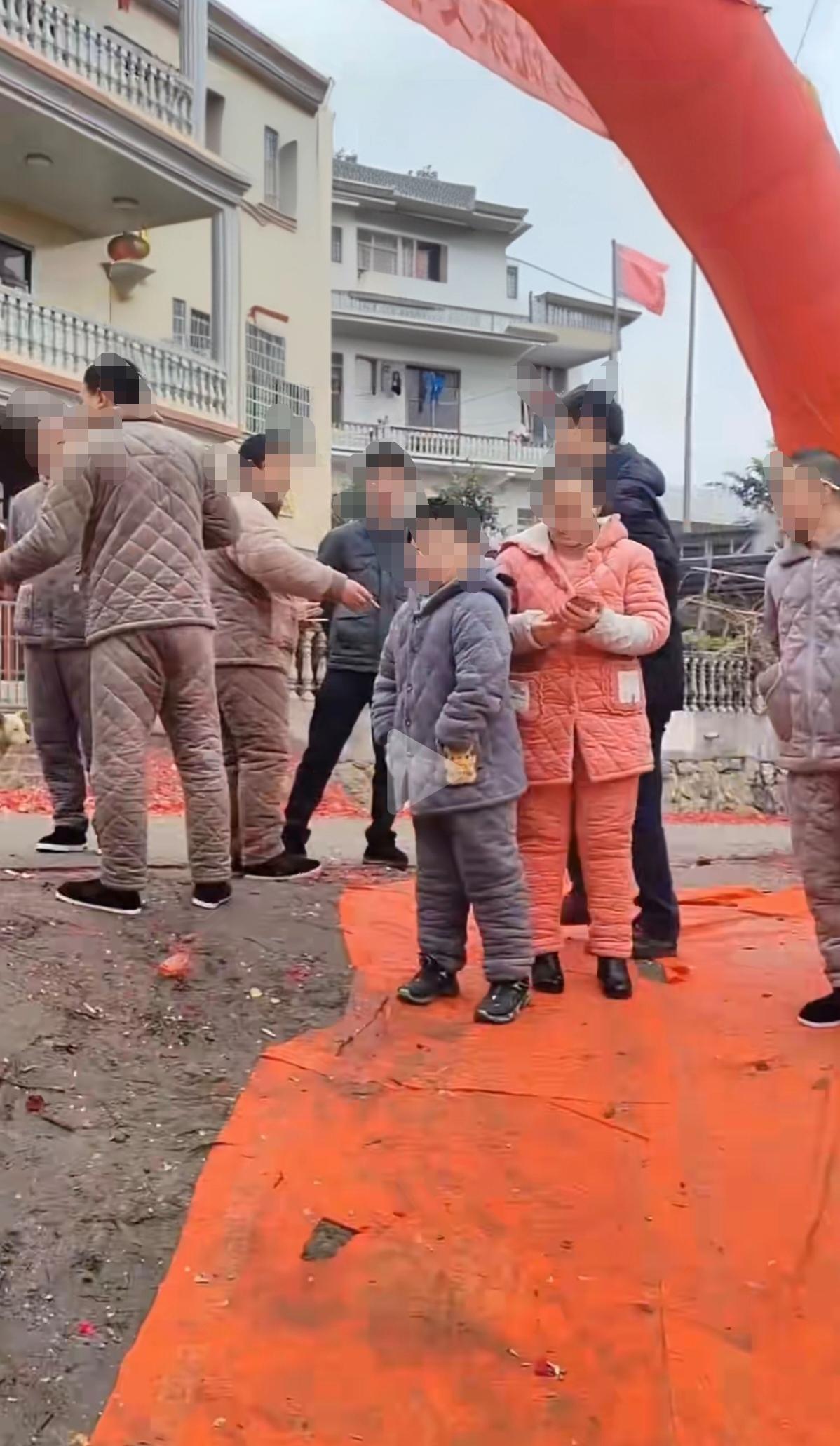 有些地方，羽绒服不好卖，原来是这个原因。你看看，大家的穿着还是挺统一的。逛街也好