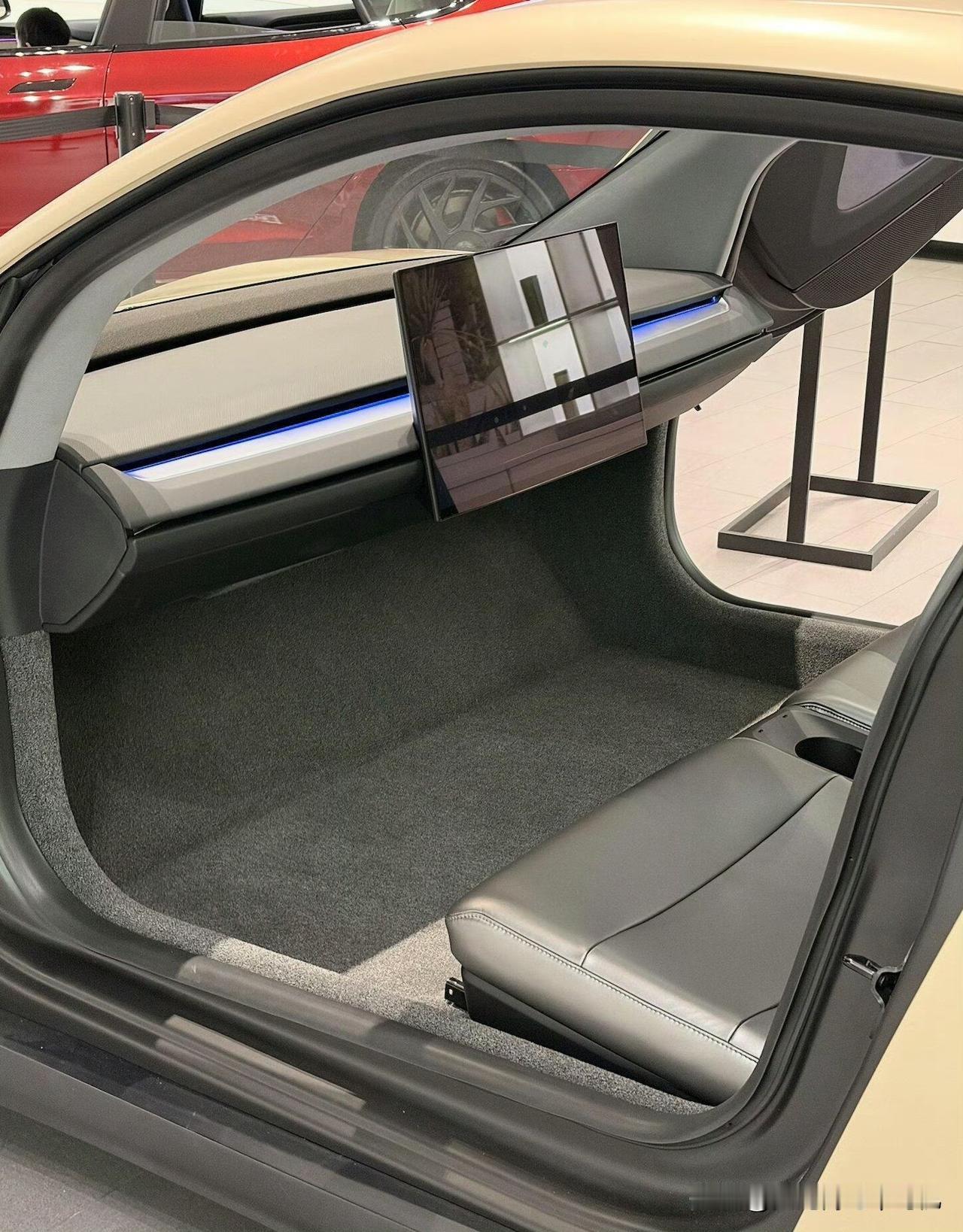 应该没有车比他更毛坯了。量产版特斯拉Cybercab彻底删除了传统驾驶控件，删