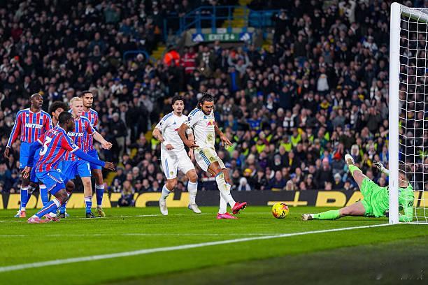 利兹联4比1水晶宫勒温连续5轮联赛进球，之前4场都是每场1个，这一次是头顶脚踢