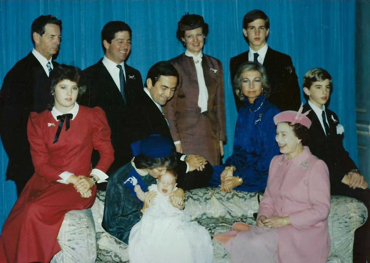 【来自投稿】上个世纪八十年代英国伊丽莎白二世女王在伦敦出席教女西奥多拉公主的洗礼