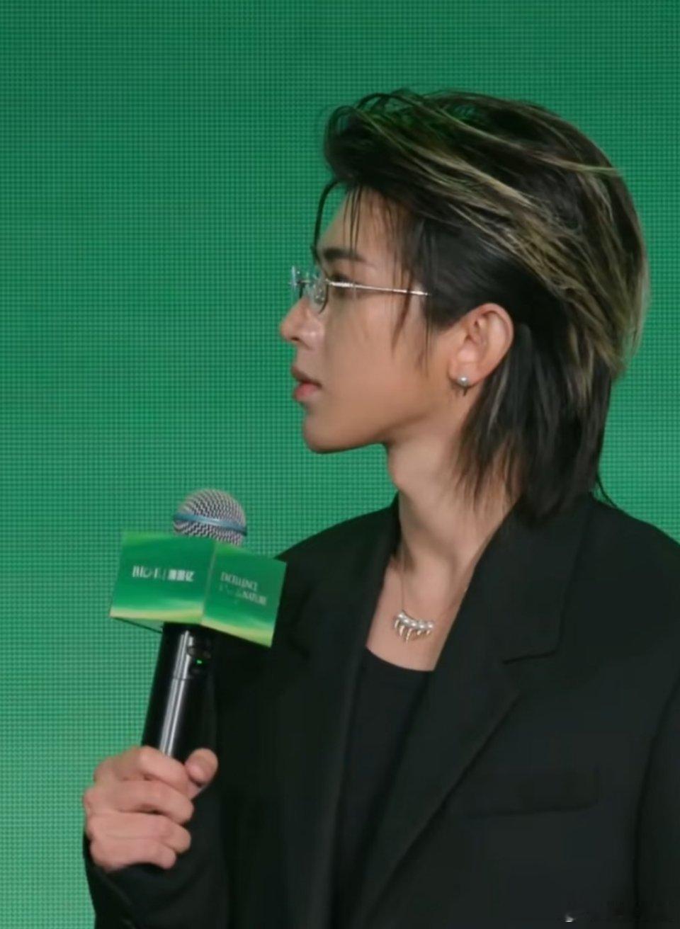 蔡徐坤安慰主持人蔡徐坤慌乱场面里依旧从容自持，性格沉稳情绪稳定，温柔藏于细节，主