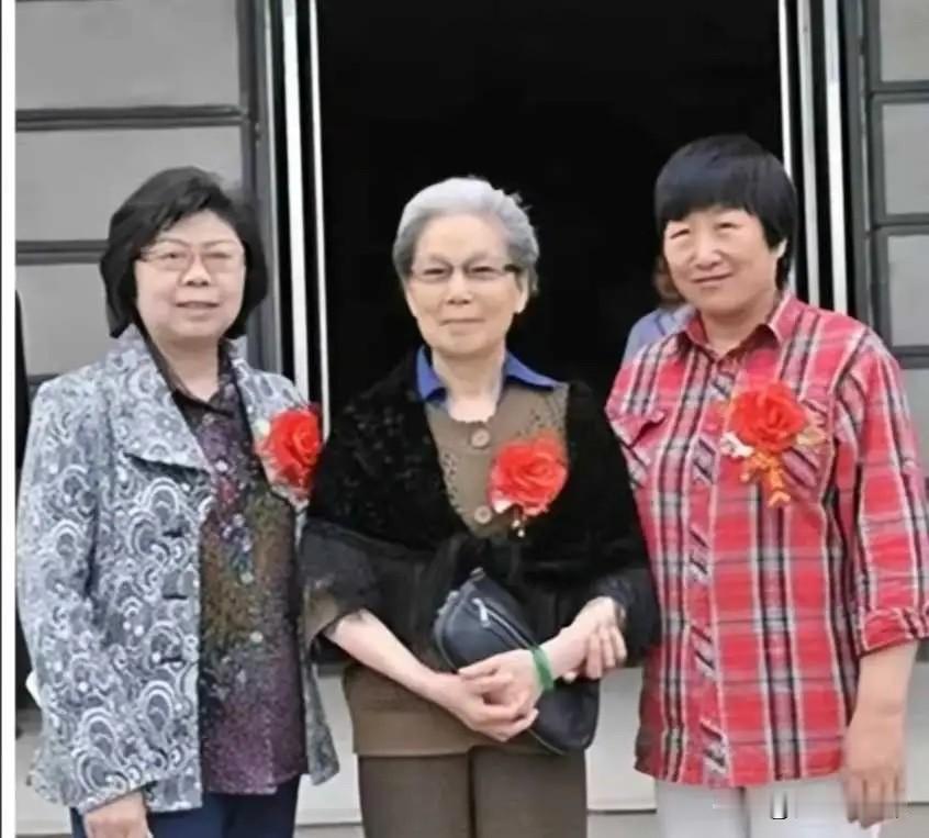 2011年1月4日，开国上将杨得志将军夫人石莉（中）与三女儿杨秋华（左一），小女