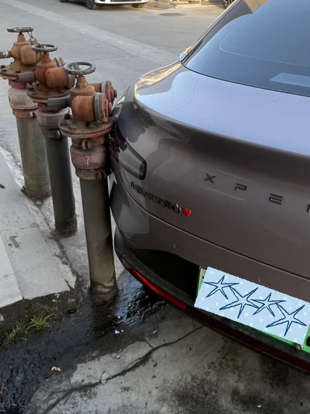 心痛💔洗车师傅把我新车撞了新车刚满月，遭遇一劫。而且还是昨天刚换的新牌照。