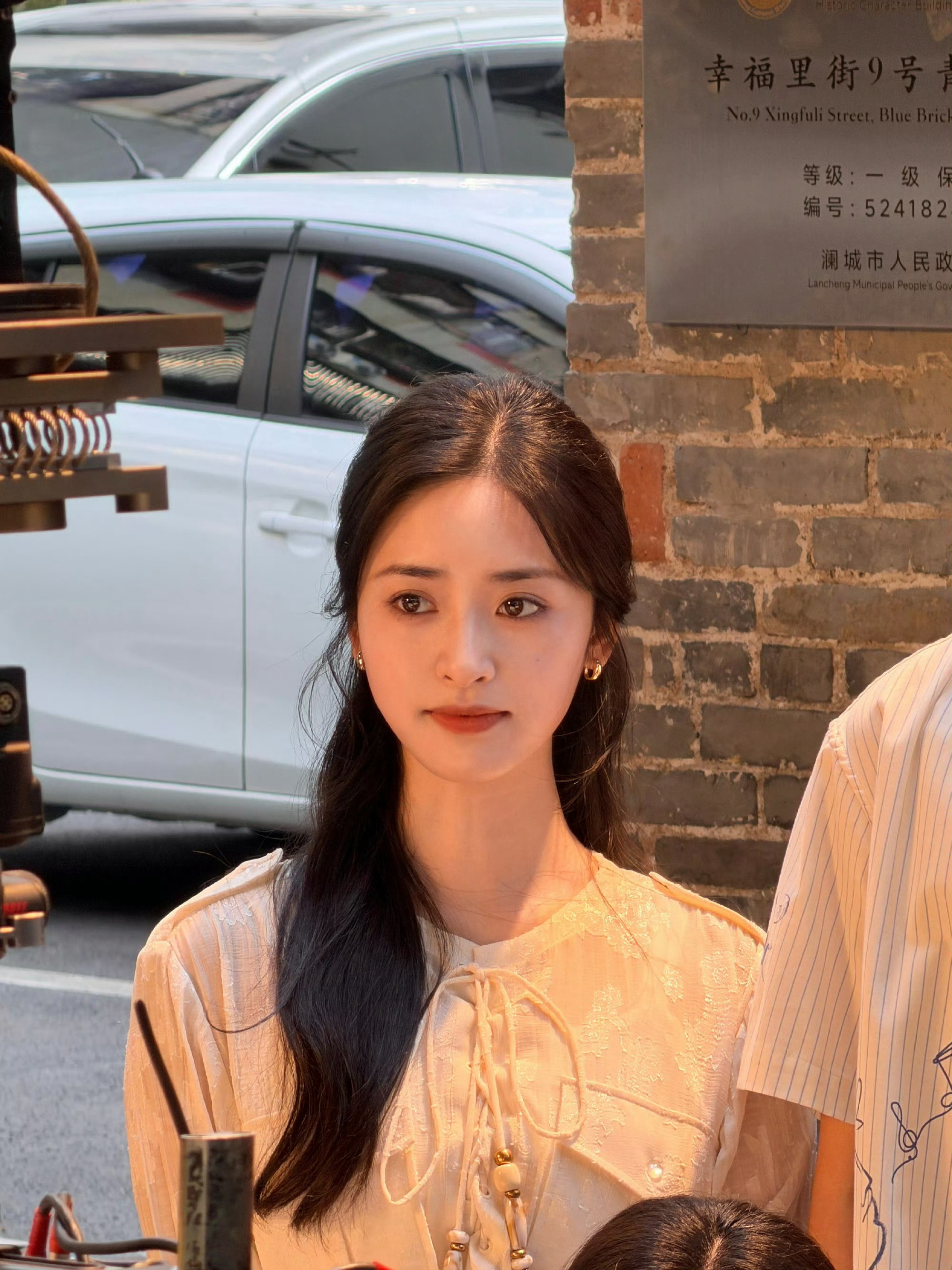 直观感受到了沈月的美沈月属于柔和耐看的淡颜系长相，生图镜头里五官舒展、肩颈线条流
