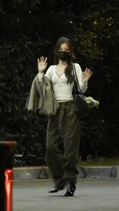 虞书欣可能在家里都要急死了，最近她又在悄悄试探，不过网友们并不买账。虞书欣这两次