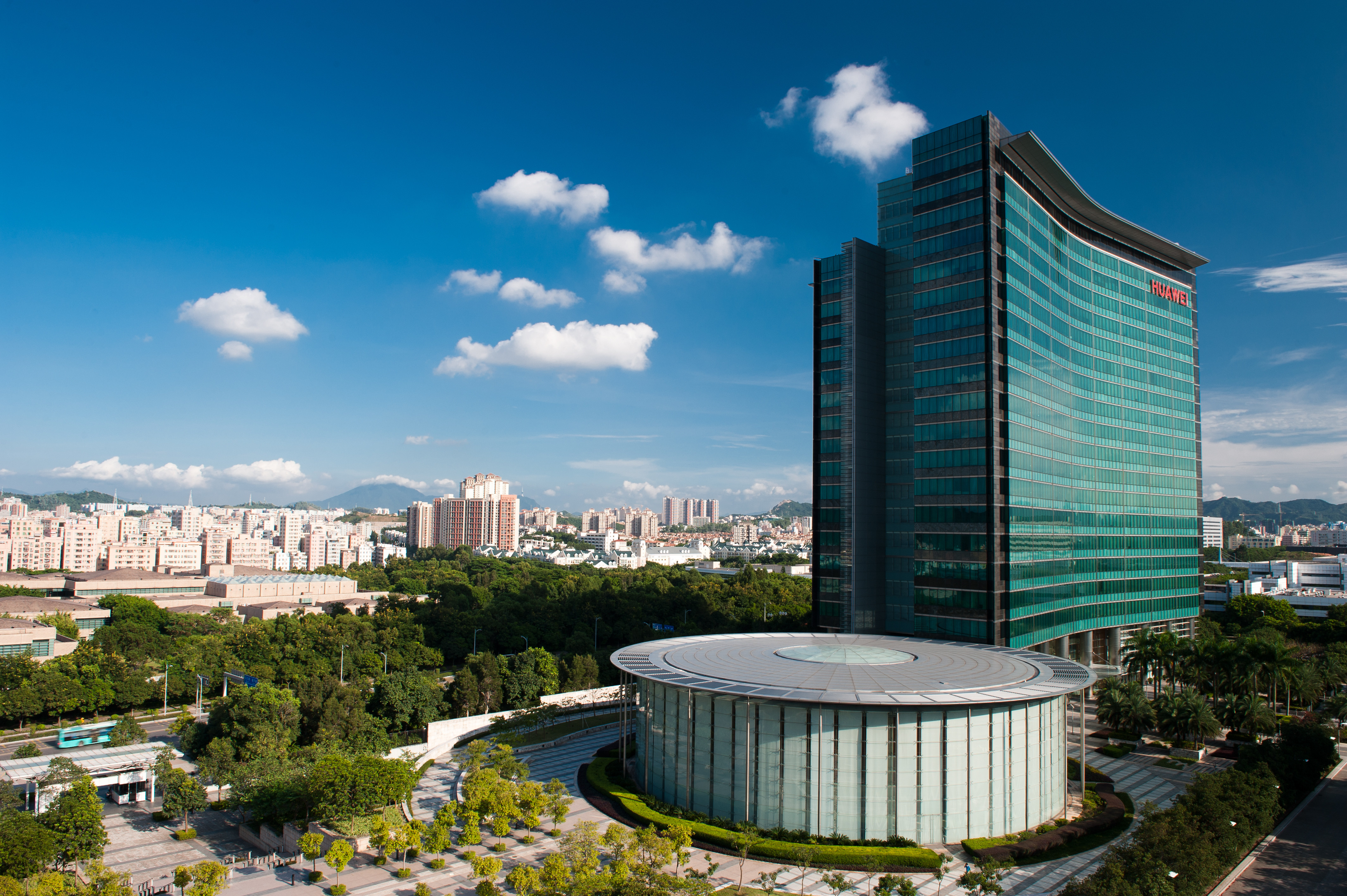 据路透社10月5日报道，华为与高通达成专利许可协议，覆盖人工智能、5G、计算和网