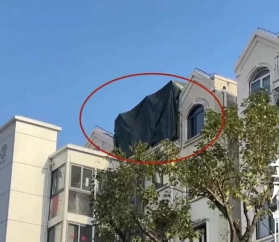 上海，男子上班的时候，看到小区1栋楼的楼顶，盖了块黑布，就知道那里存在违法搭建行