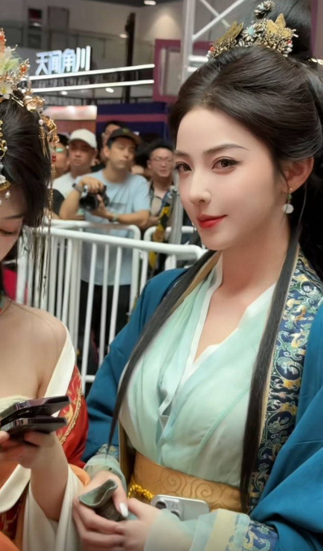 眼神：小样，看老娘不祸祸死你！[哭笑不得][哭笑不得][哭笑不得]