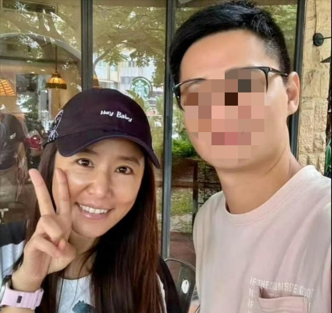曾经风靡全国的顶级女神终究还是老了，看起来素颜的样子有点疲惫，当年真的是超级美！