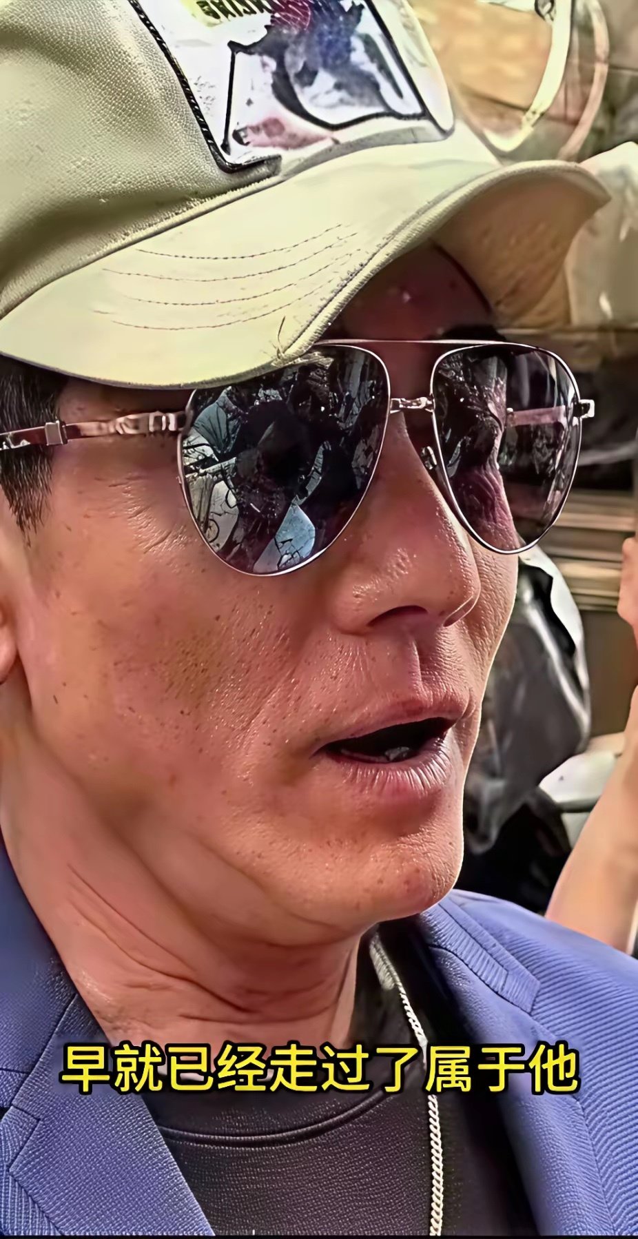 郭富城60多岁了，老了。那些拍出来不老的镜像都是滤镜。不过这状态比普通人好一点点​