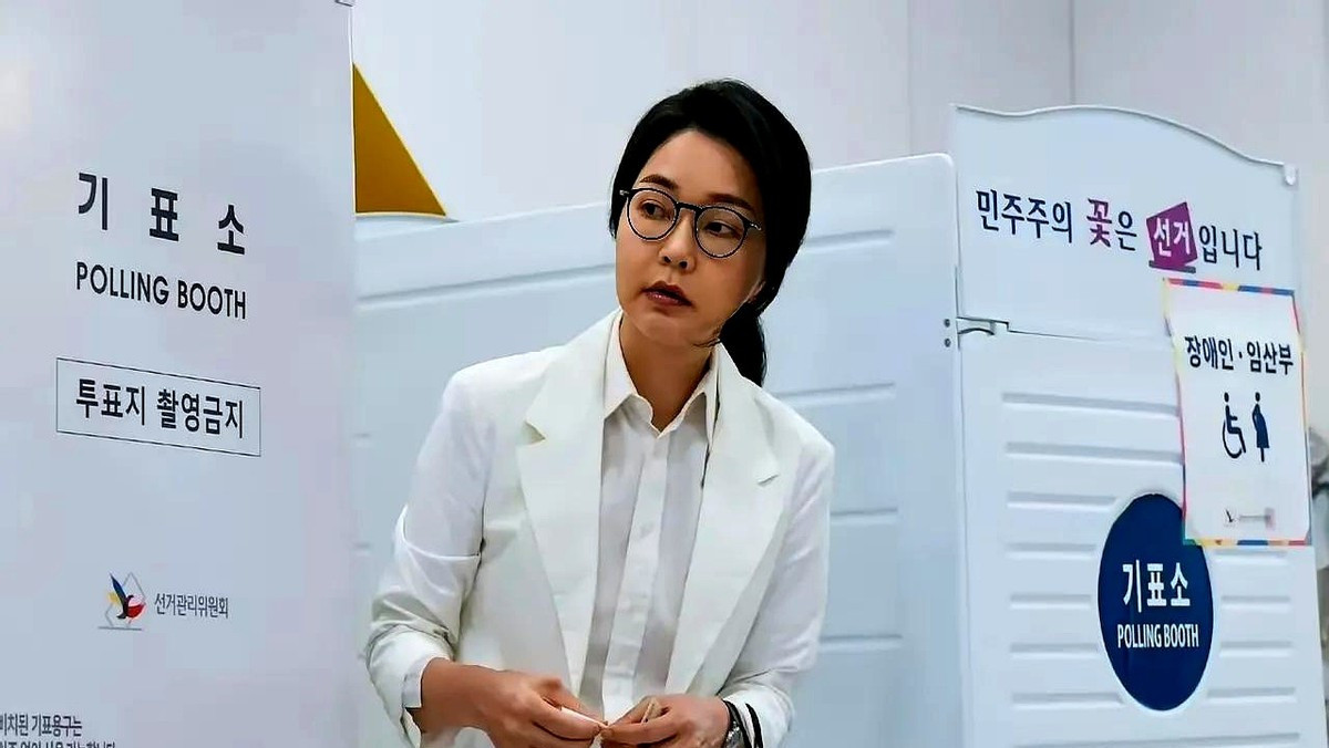 权力散场：她何去何从？你可能无法想象，一个曾经出门前呼后