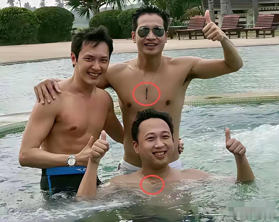 网友扒出早年何晟铭于正多张合照，意外发现两人连项链都是“1”和“0”？