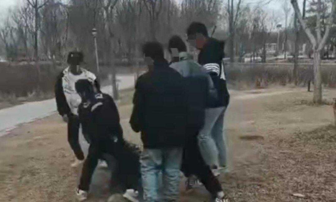 三月二十一号，宁夏银川西夏区兴泾镇一所小学出了件事。一个娃刚买了辆三轮车，九名同