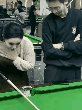 穷人看不见，富人不想看。生怕被看见，又怕被人看不见。就不能大大方方的吗？与