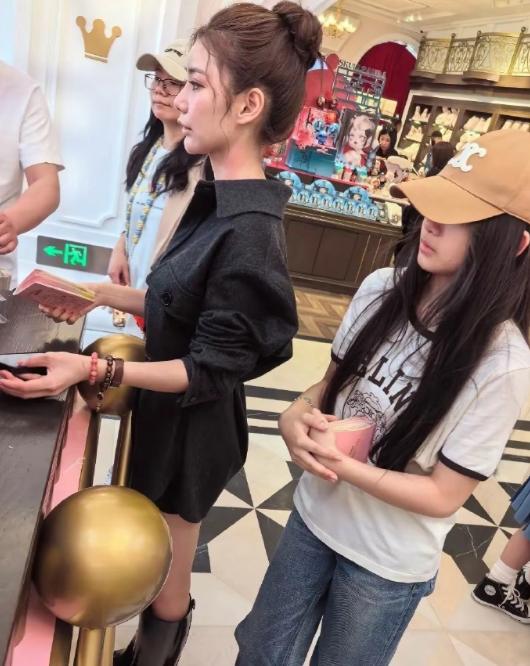 带子得子，马筱梅命中无子，汪希玥命中有兄弟。马筱梅和她妈妈带几个孩子，没有什么