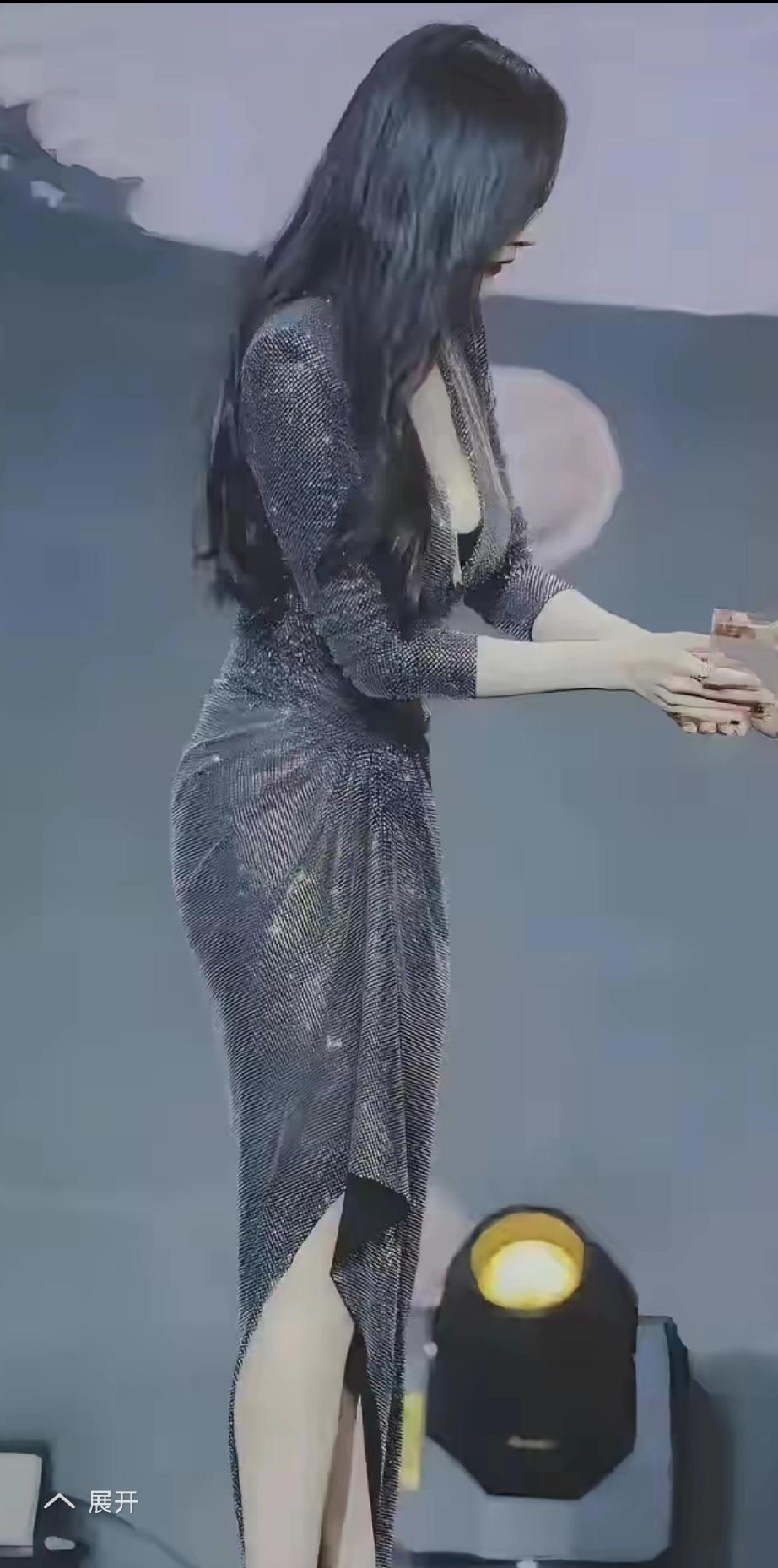 她懂得不仅仅是资本更懂男人欣赏美的角度