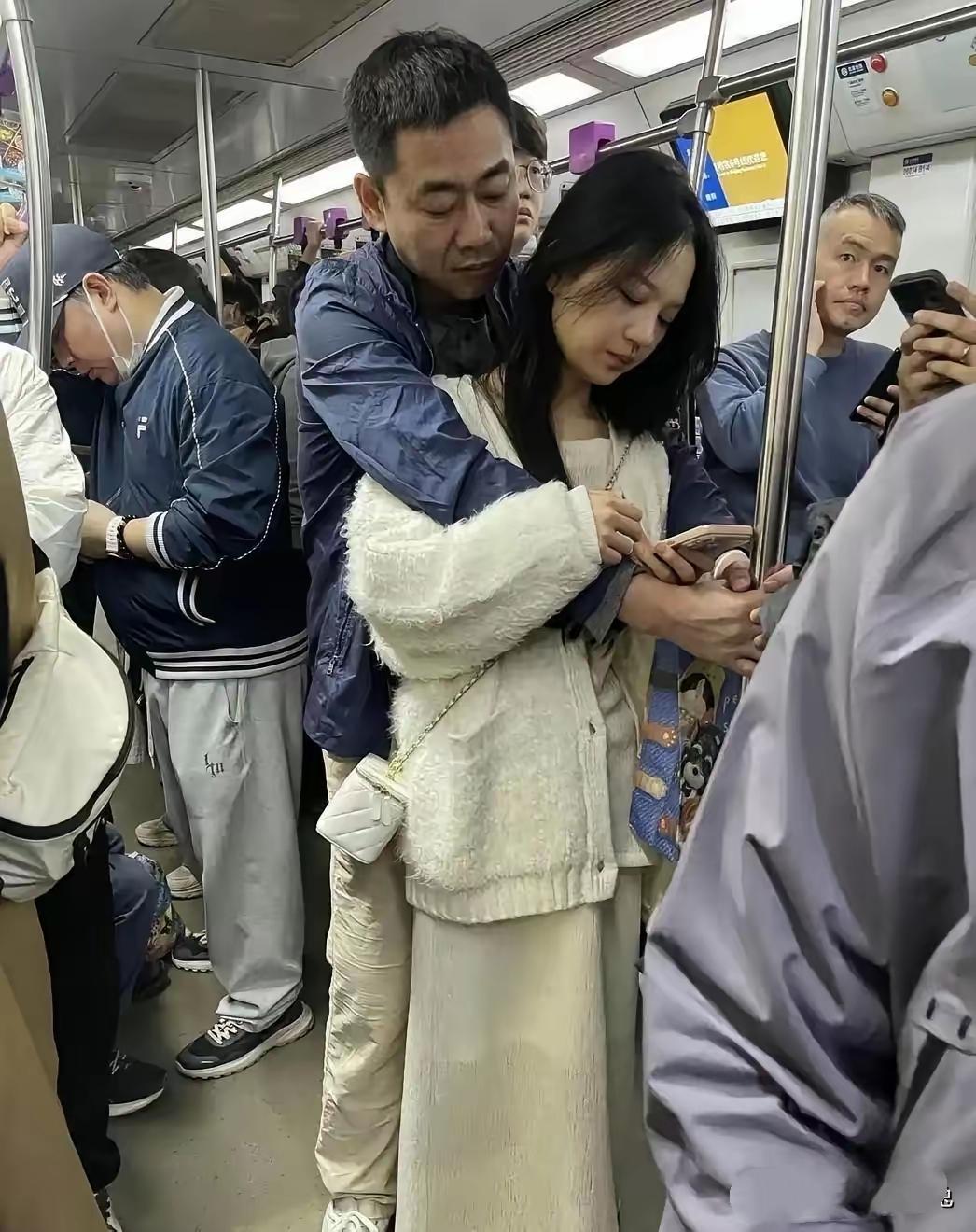 地铁这一幕太窒息！真的让人观感极差，氛围感充满了尴尬和压抑。一位看着四十岁左