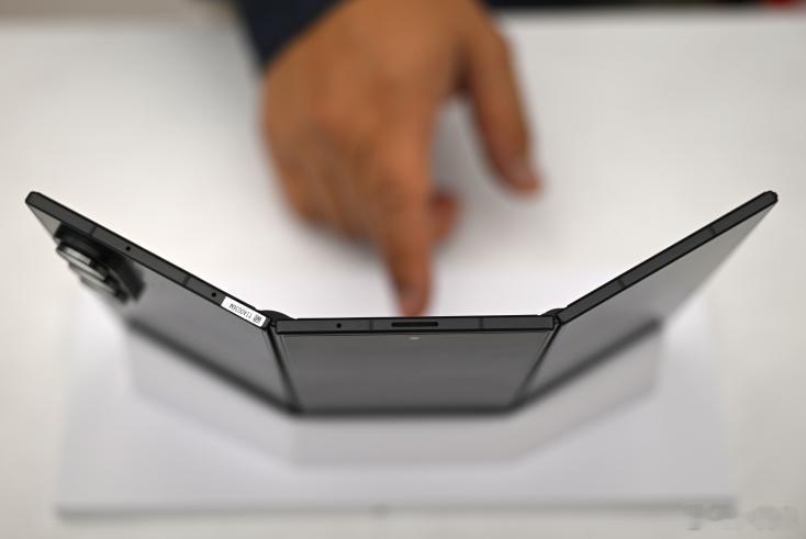 三星推出三折叠手机12月2日手机折叠功能有多大？对没有使用过的人来说，感觉实用