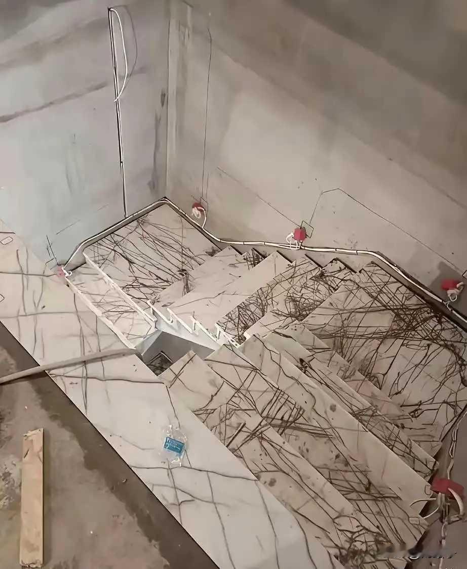 这地板绝对耐脏，真佩服选这地板的牛人，一般人很难考虑的这么周全，其实选地板最重要