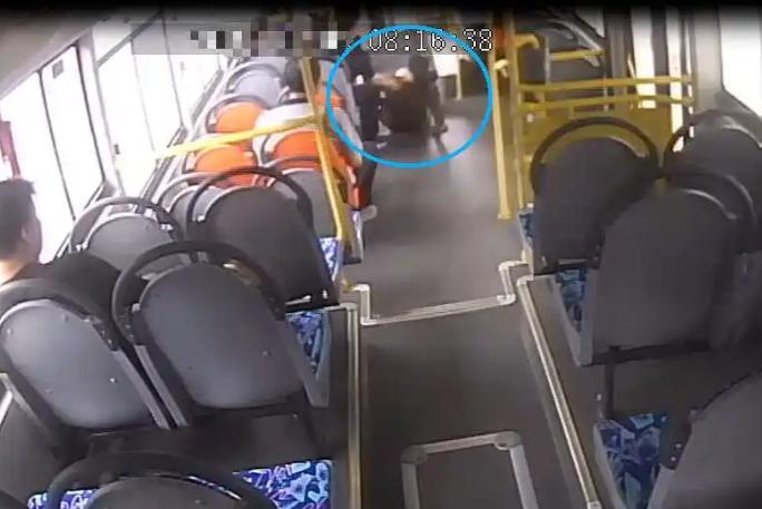 “冤不冤？”北京，一男子坐公交车，他上车后不到2秒钟，司机就发动了车子，由于男子