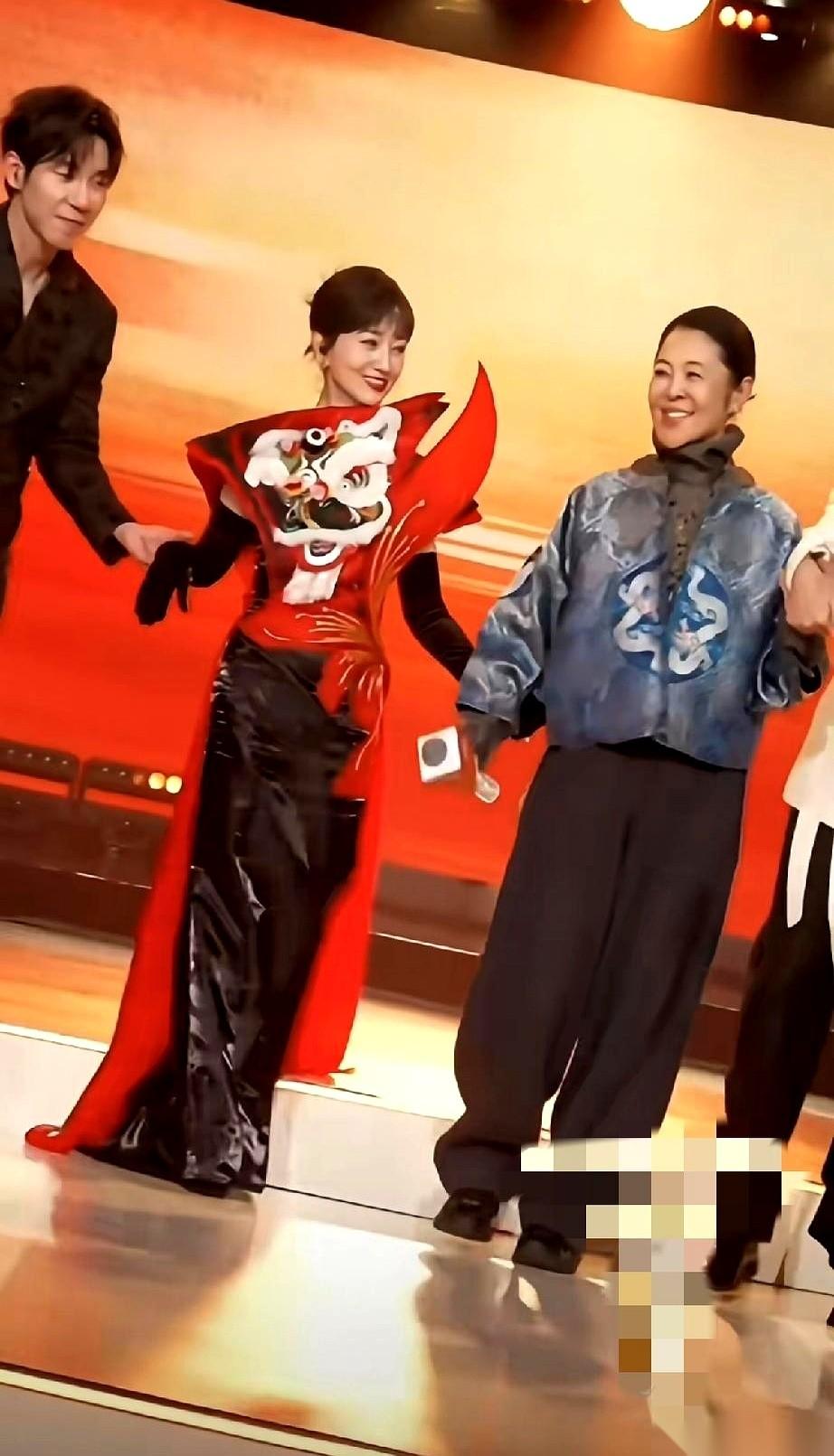 我死活不敢信，那个在台上跟着音乐扭着腰的，是倪萍。真的，我记忆里她还停留在前几