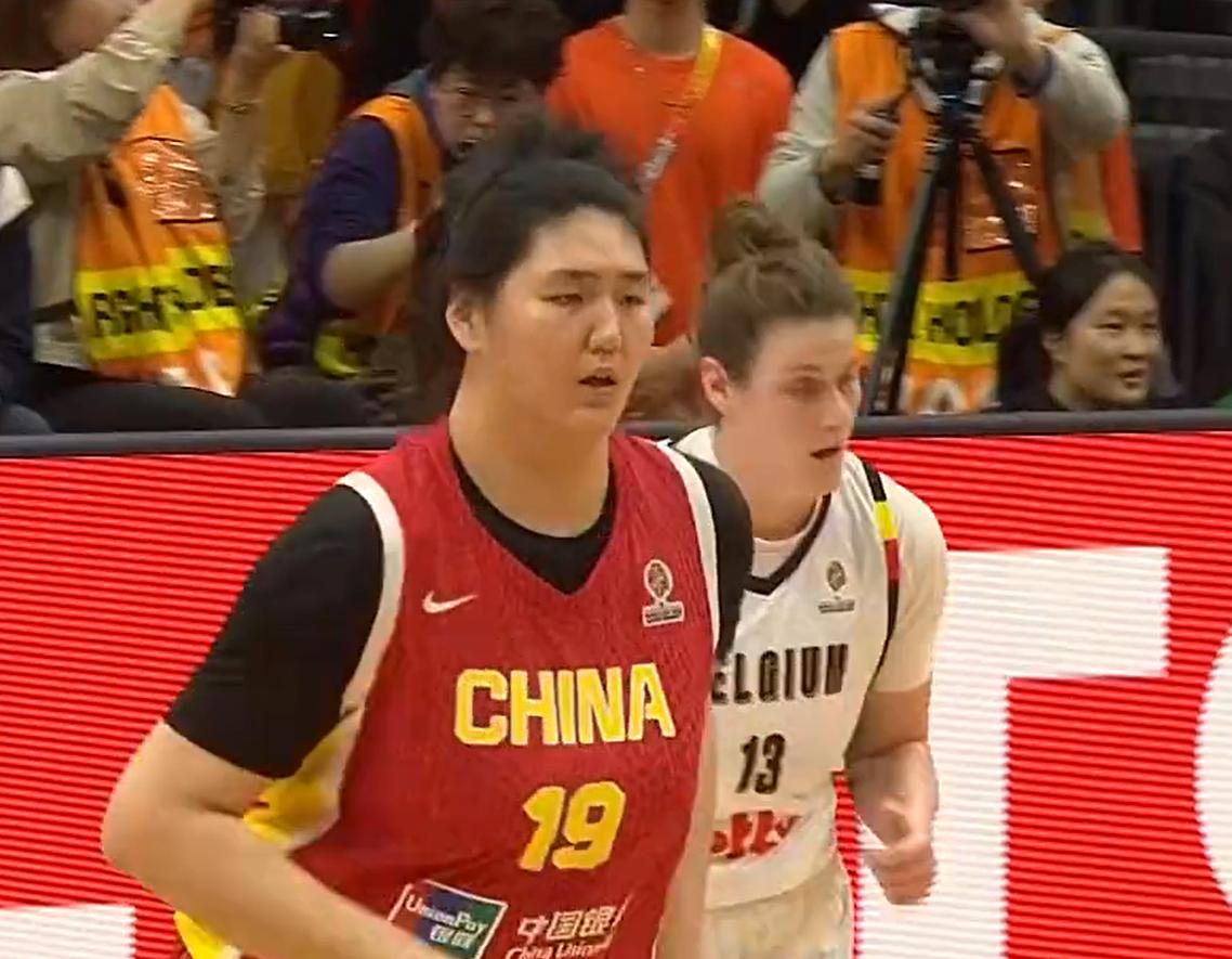 梦游内线！李月汝、韩旭6中0、7中1，18岁小将张子宇力挽狂澜，中国女篮逆转在望？