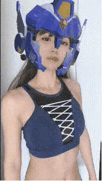 变装小姐姐，那头盔一戴，确实好看。