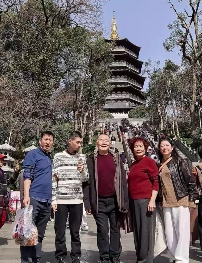 都别争了，吴宜泽没有亲姐姐，他只有一个亲哥哥，叫吴宜沼；他们两个的名字是爷爷为他