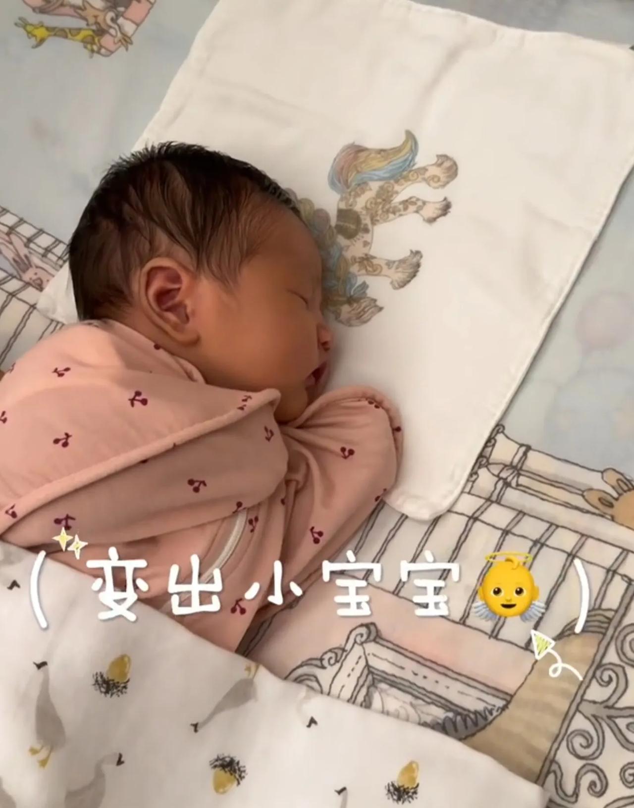 “京城四少”汪雨的小女儿出生了，他老婆崔璨晒出了照片，父女俩长得太像了，尤其是嘴