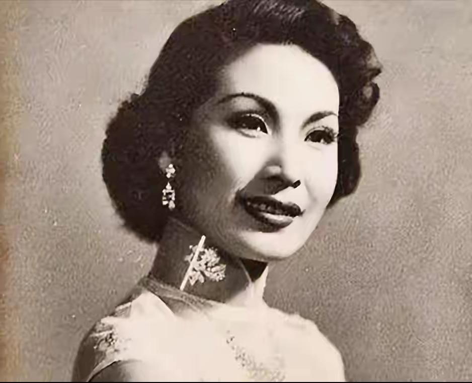 她是中国第一美人！五位总统追她却隐居农村守寡！死后葬八宝山…民国初年的戏台