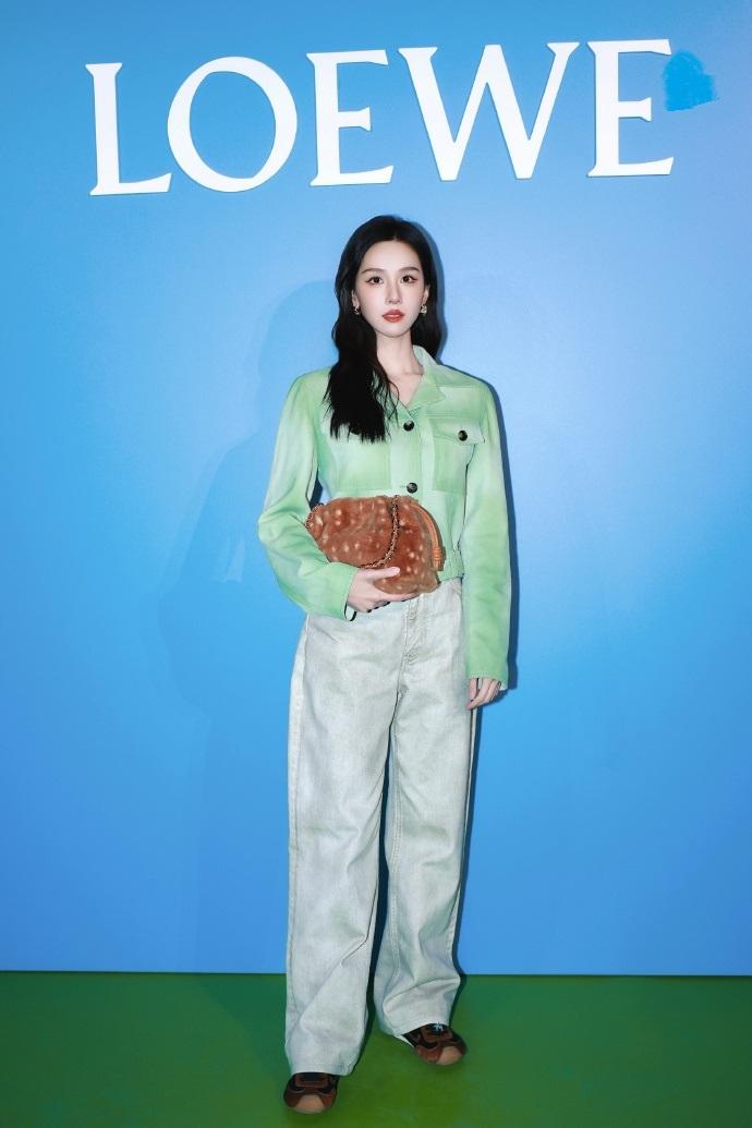 今天陈都灵在出席时尚活动的时候搭配的很有青春活力之美，她看上去特别的靓丽。陈