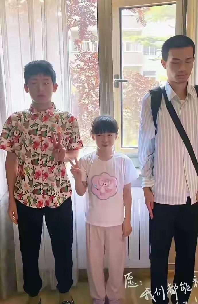 韦神不愧是韦神，和外甥合影都这样，只适合搞学术，不适合社交