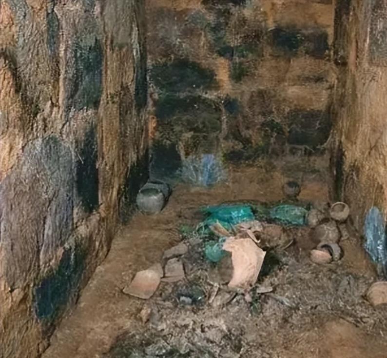 1983年，广州的几个民工在山上凿石刨土，凿掉17米后，一民工突然发现镐头下那些