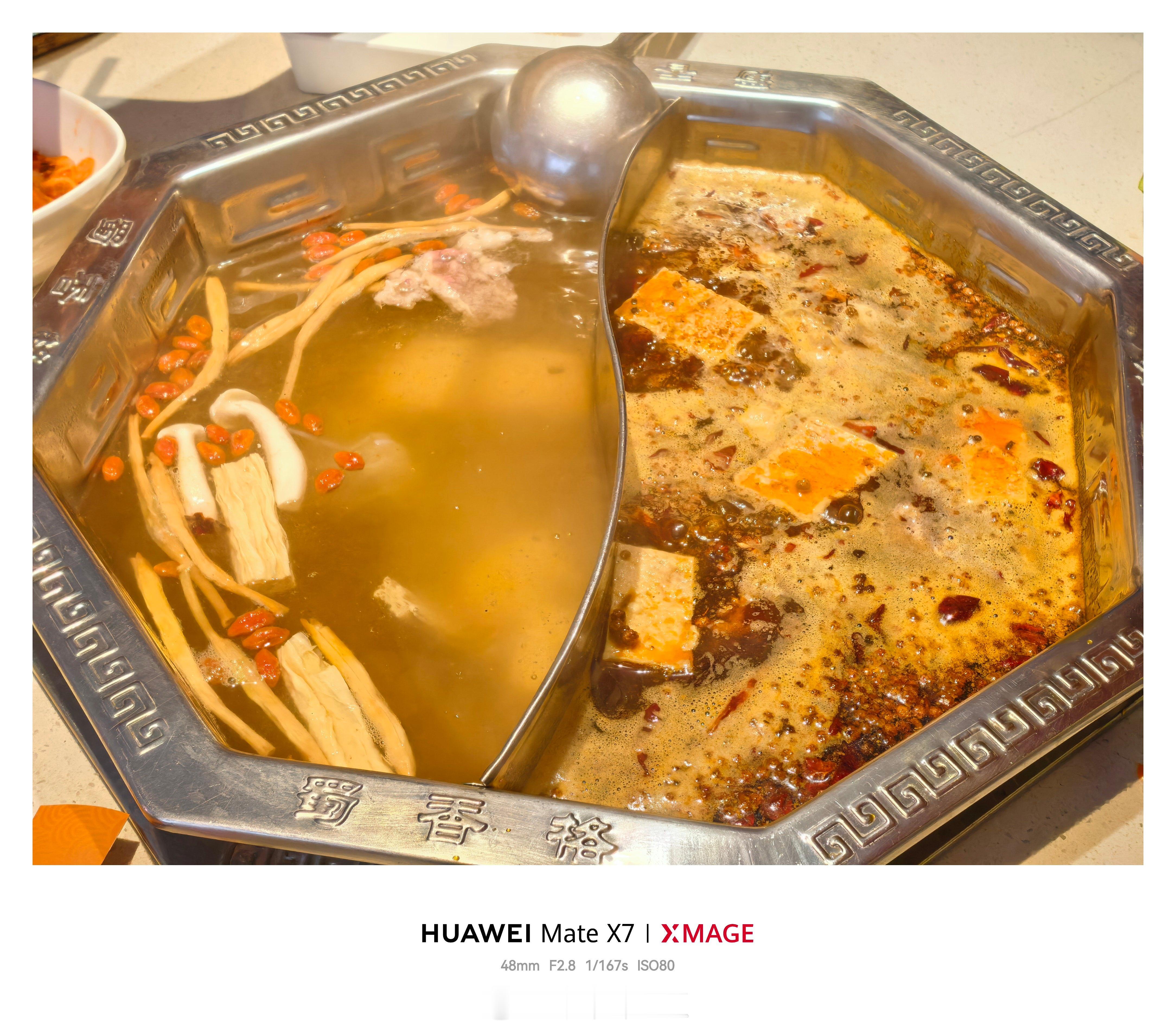 闻一闻手指，还有火锅香料的余香，给人一丝满足的感觉、也容易引发饥饿感。唐人街上的