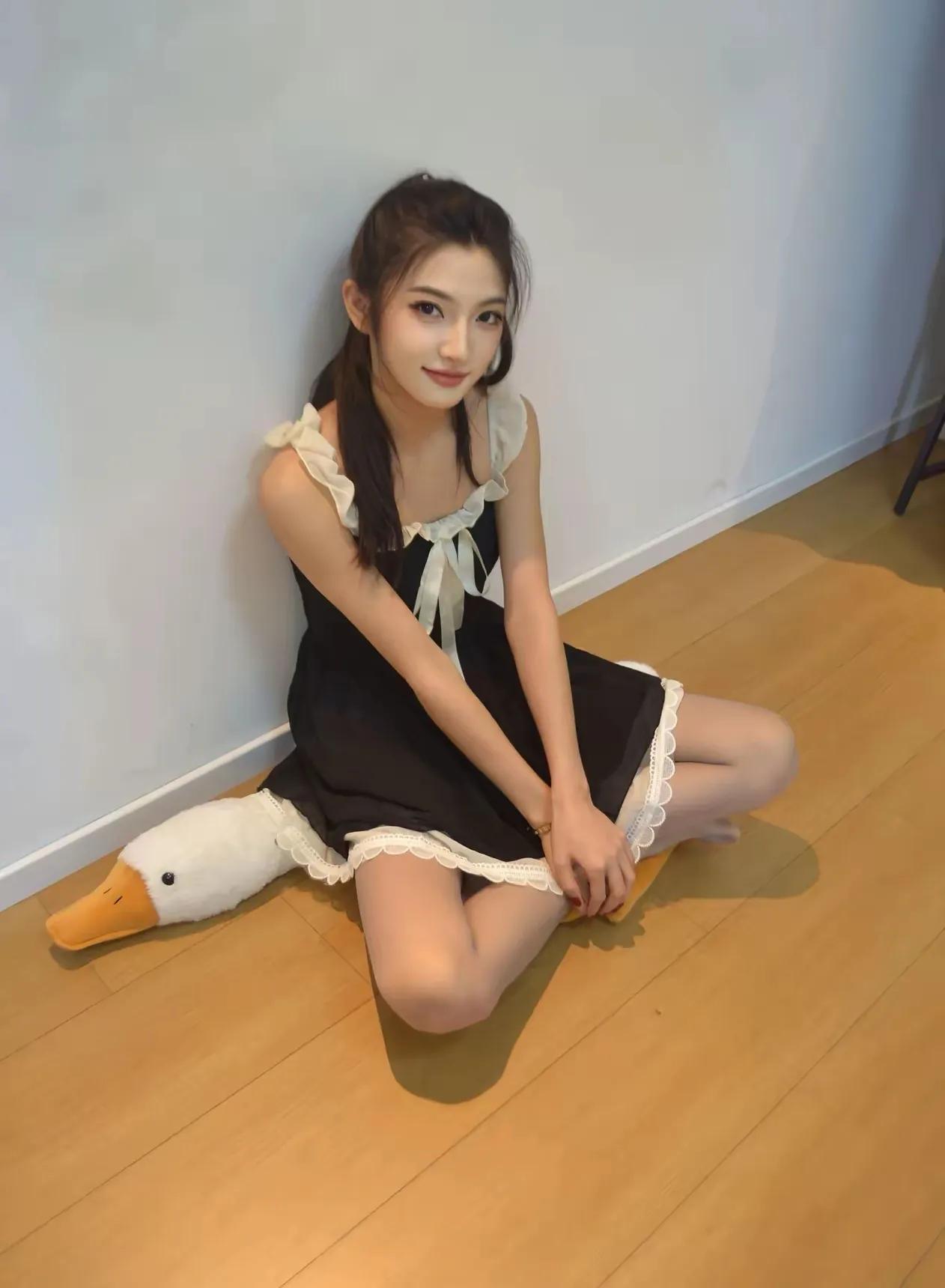 很温暖的美女，就是很纳闷，大家知道这个大鹅是哪里来的吗？