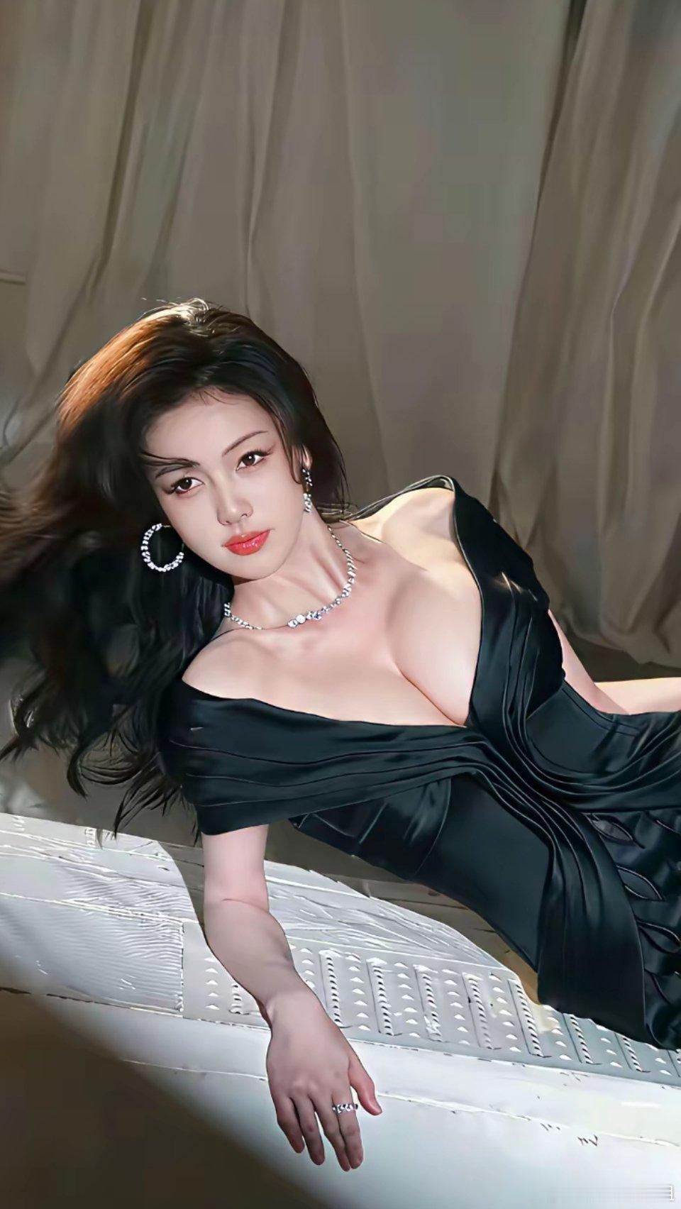 原来白鹿这么有料，一直以为她是勒出来的结果是真材实料啊！她这完美身材怕是要把邻家