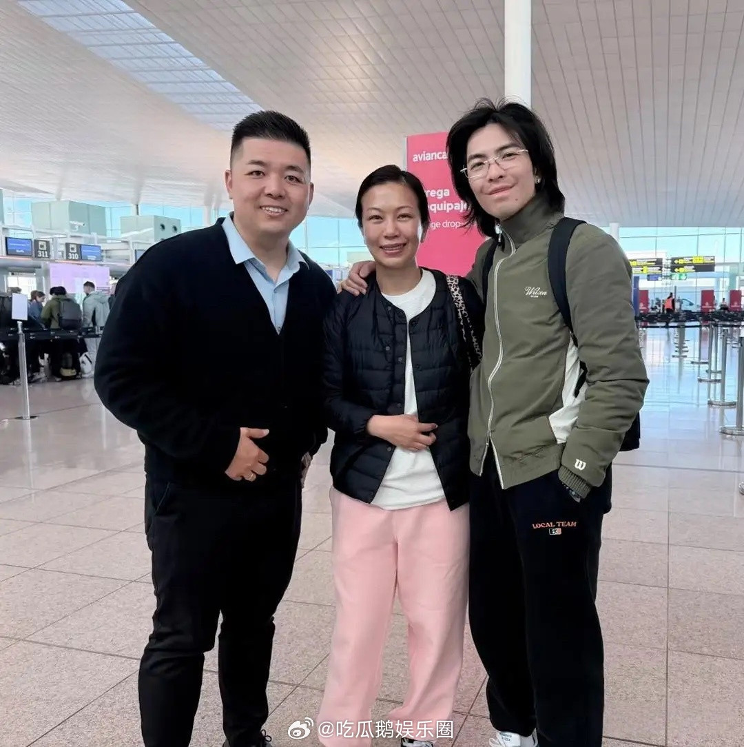 萧敬腾和老婆林有慧现身巴塞罗那街头，他留着一头长发，脸部素颜，现实中真人看起来好