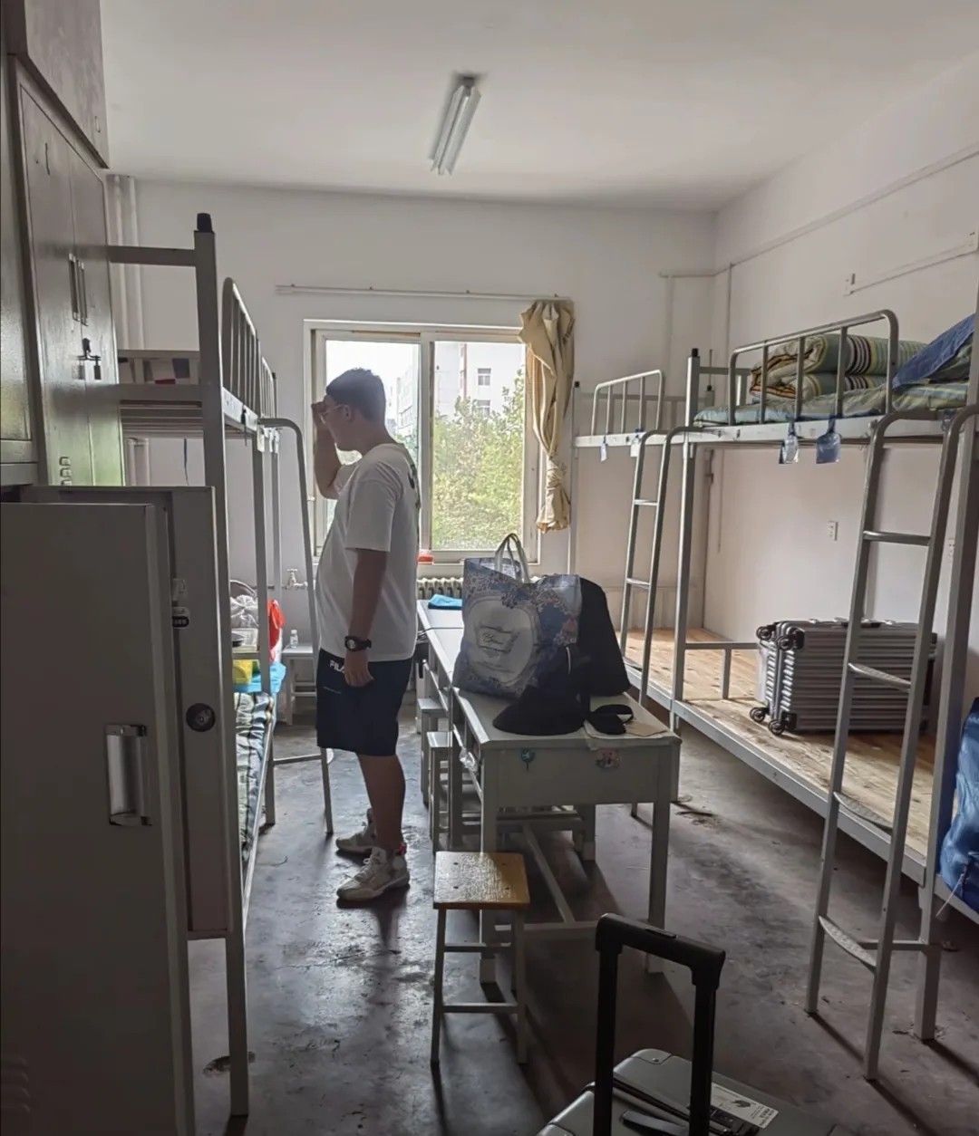 这是2023年，一位家长送孩子去青岛大学入住的照片。从图片上可以看到这个