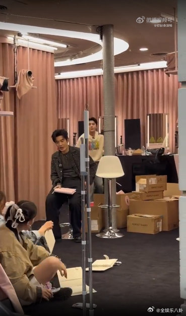 黄晓明黄晓明中餐厅当老板美妆店帮工晓明哥认真记笔记的样子太圈粉了，从老板
