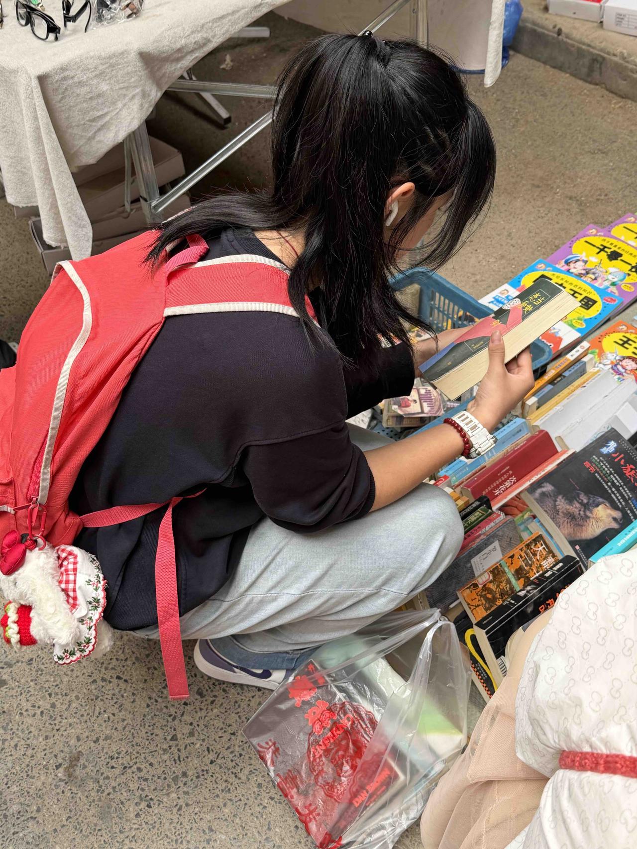 昨天上午，我逛西安档子，在西仓西巷看到，一家旧书摊上，围满了热心读者。有的读者