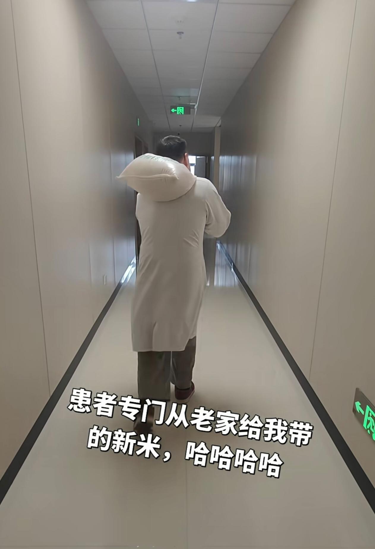 我给医生送过自家散养的土鸡蛋，至今记得那医生笑得合不拢嘴。他说这东西想买都没地