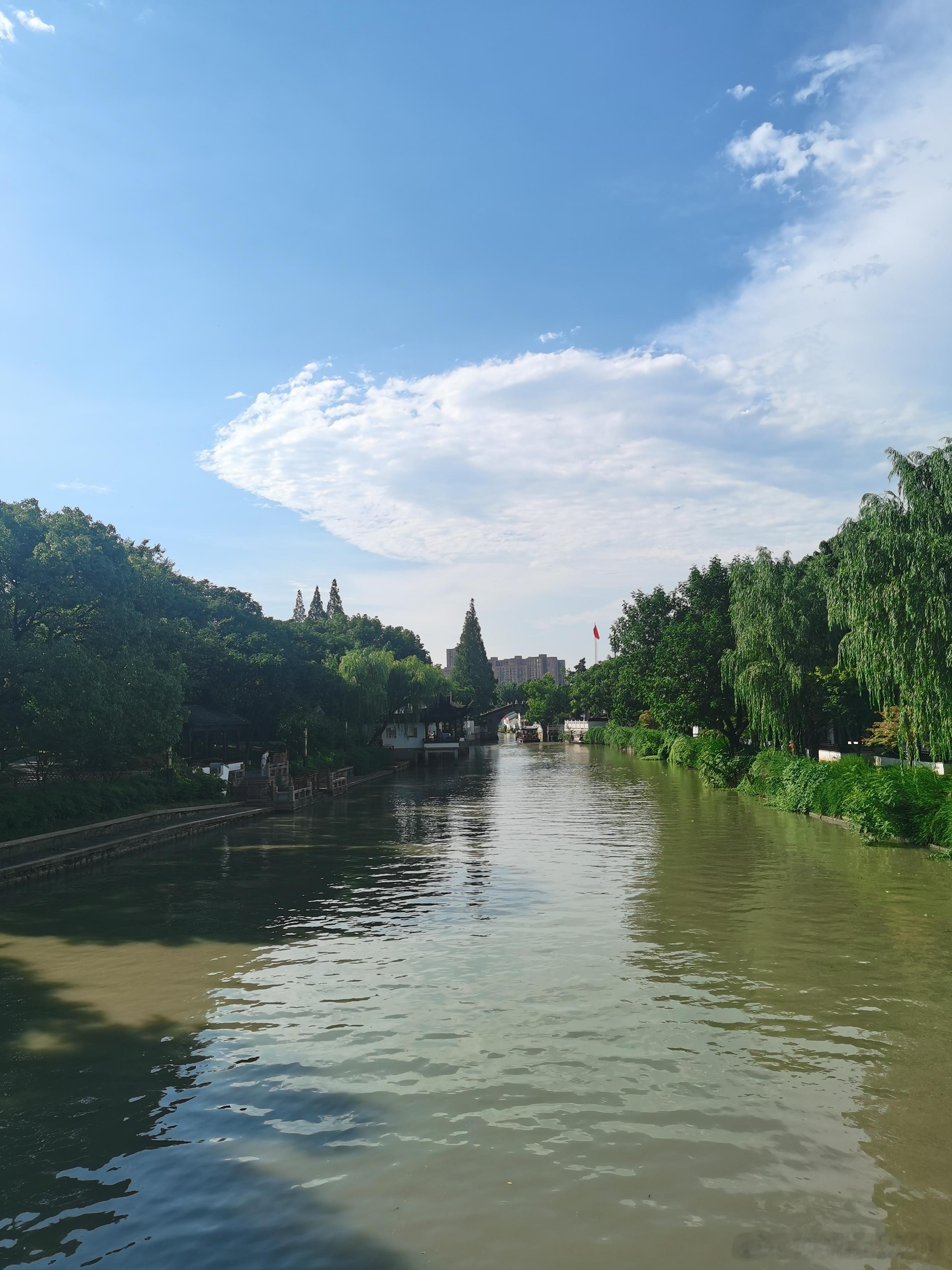 据我这几年旅游的经验而言，夏天北京、西安、南京、洛阳、郑州、苏州、上海、杭州、厦
