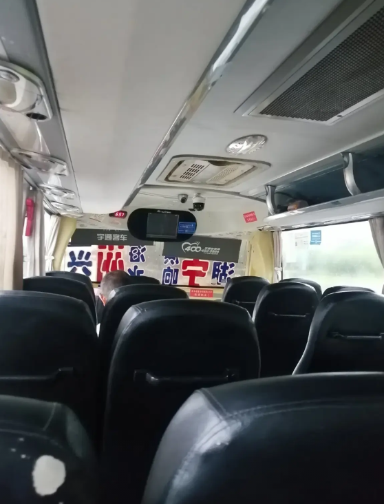 豪华大巴客太少了！跑一趟老板亏1500块钱！！阜宁到常州豪华大巴，车上共十几个