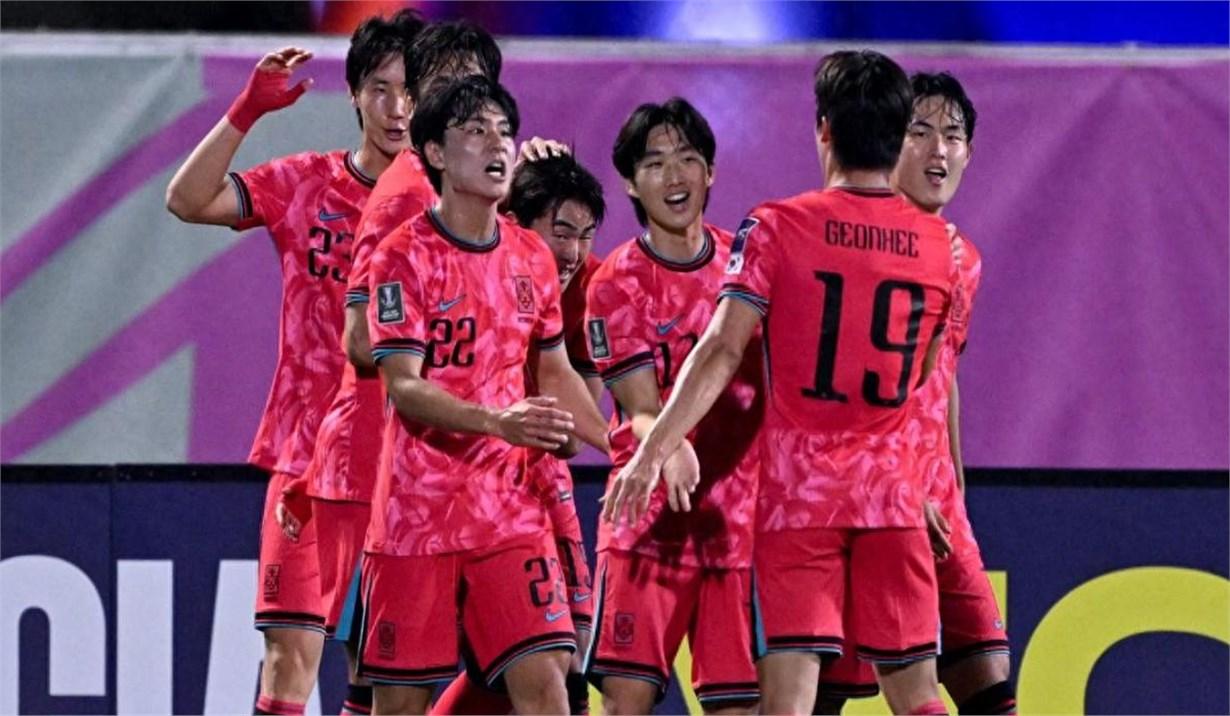 那位跟队多年的老记者抿了口茶，幽幽地说：“看青年队比赛，千万别光盯着身价和球星。