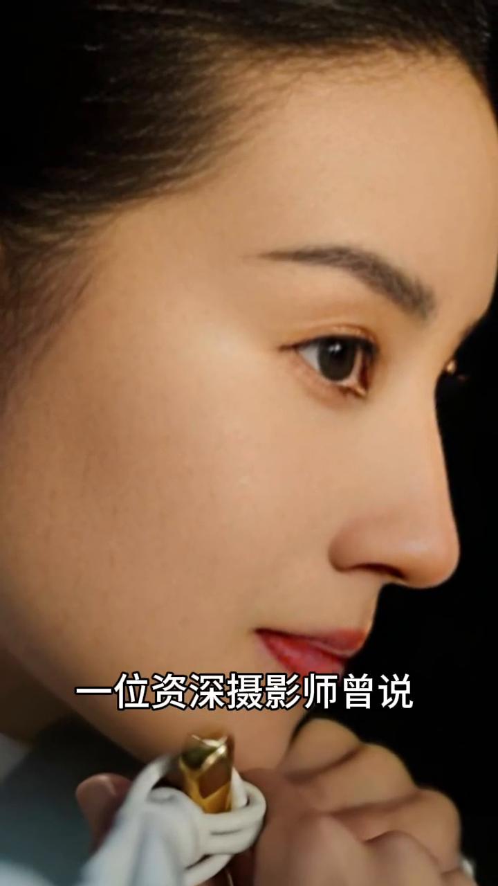 这位姑娘的侧颜轮廓堪称镜头盛宴，鼻梁起伏带着浑然天成的雕琢感。一位资深摄影师曾说